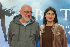 Александр Гордон впервые за долгое время вывел в свет 23-летнюю жену-арфистку