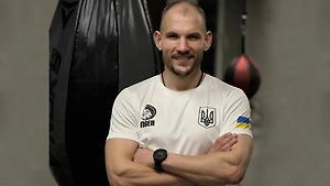 «Охранник» Джоли собирал донаты для ВСУ и купил украинским военным внедорожник