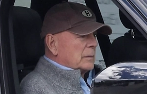 Страдающий деменцией Брюс Уиллис появился на публике: ему приходится ходить с посторонней помощью