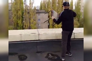 Подростки закидали людей стульями с крыши заброшенного завода Roshen в Липецке