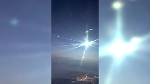 Стюардесса сняла с борта самолёта светящийся болид над Москвой на высоте 10 тыс. метров