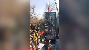 «Лазали по памятнику»: Осквернителями могилы бойца СВО оказались школьники