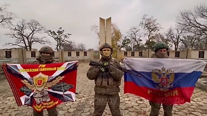 Российские военные на фоне стелы передали привет из освобождённой Успеновки