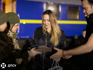 Пограничники Украины подарили Джоли «набор нацсимволики» и коин