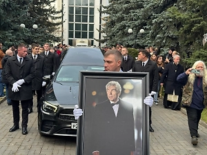 Телеведущего Юрия Николаева похоронили на Троекуровском кладбище