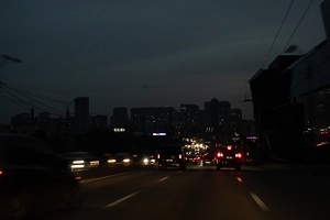 Город погрузился во тьму: Появилось видео из обесточенного после ночного удара Киева
