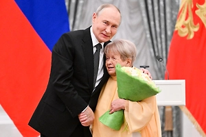 Путин поздравил Александру Пахмутову с 96-летием прямо во время концерта