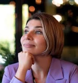 Конечно, очень интересно наблюдать за тем, как звёзды выходят из зоны комфорта и превращаются из небожителей в простых смертных, которым ничто человеческое не чуждо: ни слёзы, ни измены, ни радости земные. Гормональный фон у нас тут тоже участвует, и эндорфины, и кортизол, и стресс испытываем, и адреналин.