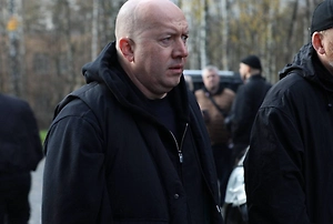 Играл через боль: Разбитый горем Бурунов пришёл к гробу «Мухича» и попрощался