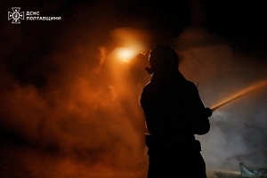 Мощный пожар тушат с ночи на объекте газодобычи под Полтавой после серии взрывов