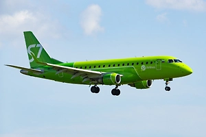 Стюардессам S7 Airlines разрешили носить кроссовки на борту