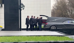 Вдова и дети приехали на прощание с трагически умершим Мухичем из «Полицейского с Рублёвки»