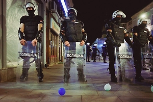 Сотрудник полиции получил травму во время протестов в Сербии