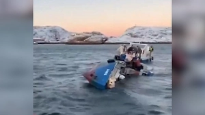 Лодка с девятью туристами затонула в Мурманской области во время шторма
