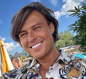 Конечно, эти реалити больше для молодых. Я молодыми считаю, в принципе, всех, но всё же физически 20–30 лет — самое то, потому что там действительно очень жёсткие условия, иначе не создаётся этот психологически нужный нерв. И то, что мне пришлось пережить, я, конечно, с дёргающимся глазом всё это пережил. Мне уже 41. Конечно, это не самый лучший возраст для вот этих выживаний.