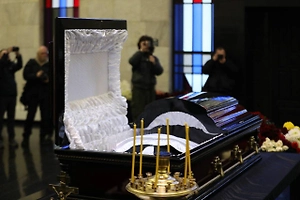 Мама Романа Попова разбила звёздам сердце прощальной речью у гроба: «Его душа решила уйти»