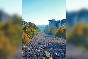 Десятки тысяч людей вышли на демонстрацию в годовщину трагедии в Нови-Саде
