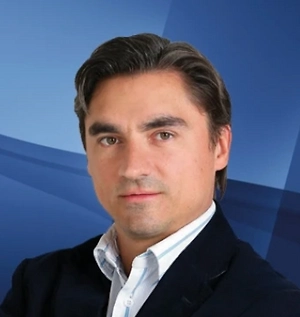 Что касается депутатов Госдумы и чиновников, то, конечно, они не могут позволить себе уехать на далёкие острова проходить испытания — в основном потому, что картинка должна оставаться привлекательной, и зачастую это требует полётов куда-то на экватор или в другие экзотические места. Чиновники и депутаты очень занятые люди, у нас есть множество серьёзных внутренних проблем, которые требуют ежедневных решений. Звёзды же могут найти в своём плотном графике несколько свободных дней или недель и принять участие в тех или иных мероприятиях.