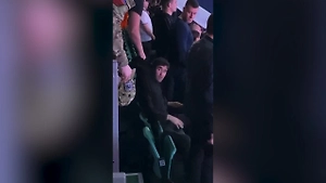 Мигранта подняли с места за шкирку после отказа встать во время гимна России