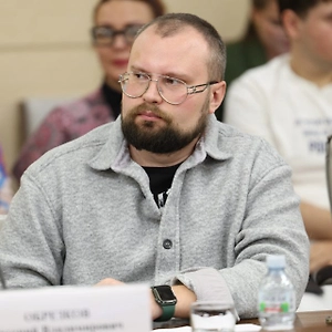 Ваш сосед, который полностью украшает свой дом светящимися гирляндами, может создавать повышенную пожарную опасность. Обилие иллюминации, особенно если используются некачественные изделия или нарушены правила их монтажа, могут быть сигналом к проверке. В подобных случаях, когда есть сомнения в безопасности, вполне допустимо сообщить о своих опасениях в МЧС. За нарушение требований пожарной безопасности предусмотрена административная ответственность.