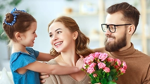 Не забудете поздравить маму и запомните эту дату: когда День матери 2025 в России и как его отметить