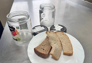 Хлеб с личинками и насекомыми раздали детям в школьной столовой на Камчатке