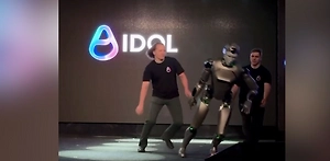 Первый человекоподобный робот Aidol в России упал в начале презентации