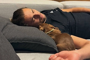 Теннисист Зверев прервал тренировку, чтобы поиграть с щенком на корте