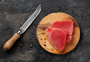 Петербурженка едва не умерла после ужина с «акционным» тунцом из магазина