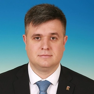 Как правило, это довольно странные места – в подвалах, на не самых оживлённых улицах. Кроме того, эти заведения отличает завышенный ценник: еда и напитки могут быть втрое, впятеро, а то и в десять раз дороже, чем в обычных кафе.