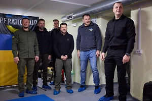 Залёг на дно?! На Украине бурно обсуждают исчезновение Зеленского после поездки в Херсон