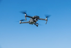 Дрон пролетел прямо над колонной танков во Франции