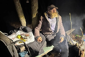 Под Курском нашли робинзона-пенсионера, который живёт в лесу и готовит еду на костре