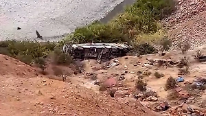 37 человек погибли при падении автобуса в ущелье в Перу