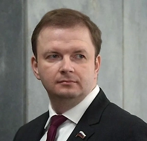 Фонд национального благосостояния, объём которого сохраняется в пределах 13,1 трлн рублей, остаётся надёжным резервом для финансирования инфраструктурных и социальных программ. К концу 2025 года прогнозируется рост фонда до 13,637 трлн рублей, или до 6,3 процента ВВП. Наблюдается рост корпоративного кредитования на 8-11%, компании активнее берут средства на развитие и модернизацию — следствие понижения ставки. 