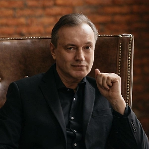 Большой дом означает, что он хочет почувствовать свою значимость. Секс-игрушки означают, что ему не хватает личного, так сказать, собственного сексуального потенциала.