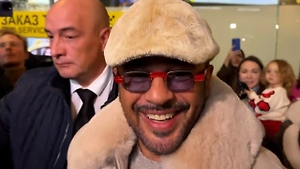 Исполнитель хита «Бу кадар» Эмре Алтуг прилетел в Москву и заявил, что готов жениться на русской