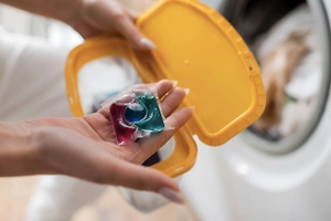 11-месячный малыш съел яркие капсулы для стирки, пока мама заваривала чай