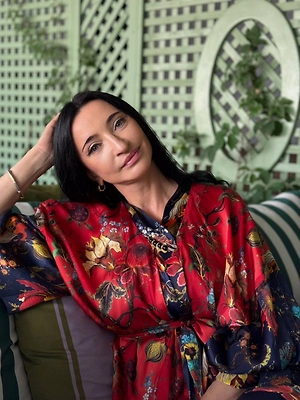 Там, скорее всего, нельзя было устраивать какие-нибудь бои подушками. Все должны были ходить по струнке. Всё с достаточно блестящими, гладкими поверхностями. А мы знаем, что это самые такие поверхности, на которых остаются отпечатки. Если человек выбирает такие для себя в доме, то, конечно, там должны с утра до ночи всё драить. Поэтому такие чистюли, они именно требовательны к другим обычно.