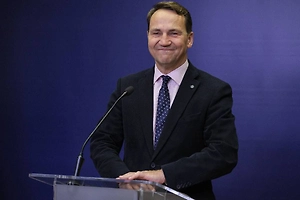 Сикорский считает, что Украина в отличие от России может воевать ещё три года