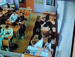 Била стулом, заклеивала рот скотчем: Учительницу обвинили в издевательствах над школьниками