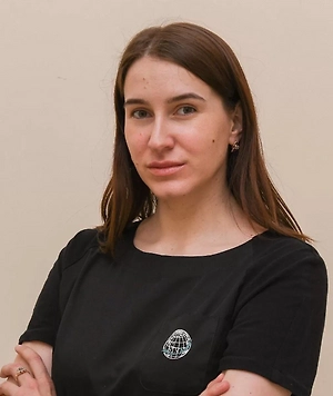 Часто осенью и зимой пациенты жалуются на обезвоженность, сухость кожного покрова, тусклый цвет лица. Сосуды на лице становятся более восприимчивы и как последствие периода высокой солнечной инсоляции — усиливается гиперпигментация. На приёме я всегда объясняю: проблемы с кожей – это часто следствие внутренних изменений в организме, с учётом этого начинаем «расследование» и назначаем план терапии, схему домашнего ухода.