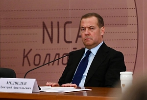 «Нужен золотой унитаз»: Медведев иронично ответил на призыв Зеленского «прекратить срач» 