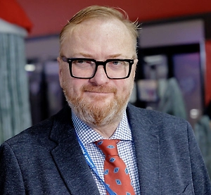 Это должно работать не только в предновогодние дни, но начать можно с них. У меня лично несколько раз происходили ситуации, когда я не видел важные сообщения, потому что спам просто забивал мою папку с сообщениями. Но в Новый год это особенно заметно. Прямо оголтело атакуют, как террористы, своими коммерческими штуками.