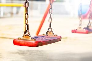 Мать почти двое суток качала трёхлетнего сына на качелях, пока тот не умер