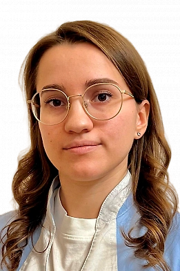 Многие энергетики содержат сахар и диуретики, способствующие выведению жидкости из организма. Это может вызвать обезвоживание, которое снижает объём крови и увеличивает вязкость, затрудняя кровообращение. Недостаточное кровоснабжение мышц ног вызывает слабость и судороги. <...> Электролиты (калий, натрий, магний и кальций) играют важную роль в функционировании нервной и мышечной систем. Энергетики часто вызывают потерю электролитов, особенно при интенсивных физических нагрузках. Нарушение баланса электролитов ведёт к мышечным спазмам и ощущению тяжести в ногах.