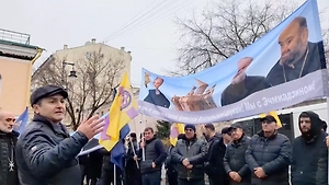 «Мы стоим за правду»: Армянские священники в Москве вышли на митинг против «политических репрессий» Пашиняна