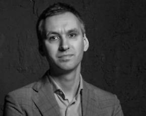 В 2026 году ожидается рекордный улов сельди — примерно 650 тысяч тонн, по прогнозам. Однако средняя цена при этом составит около 350–370 рублей за килограмм. Объяснение связано с внешним рынком: зарубежные страны, как, например, Молдова, заинтересованы в покупке. Молдова, кстати, не имеет выхода к морю, и у неё не развита собственная добыча, поэтому спрос на импортную рыбу очень высокий. Российские производители также ориентируются на экспорт, что обусловлено высоким курсом доллара и выгодой от продажи за рубеж. Около 70% продукции экспортируется, и это создаёт дефицит товара на внутреннем рынке.