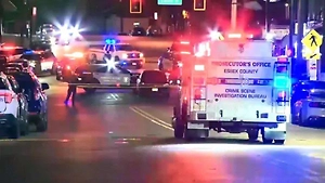 В США неизвестные открыли стрельбу по прохожим, погибли ребёнок и женщина