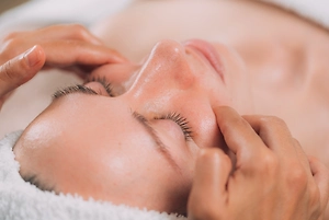 Тяжёлая форма акне возникла у россиянки после лицевого массажа